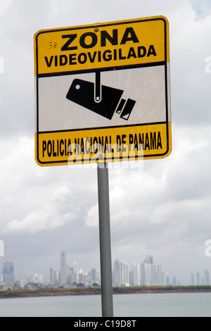 Panama, Lateinamerika, Mittelamerika, Panama City, Amador, Bahia de Panama, Schild, Warnung, Nationalpolizei, Videoüberwachungszone, spanische Sprache, zweisprachig, Skylin Stockfoto