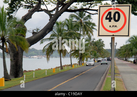 Panama, Lateinamerika, Mittelamerika, Panama City, Amador Causeway, Calzada de Amador, Bahia de Panama, Panama-Kanal, Straße, Autos, Auto, linearer Park, Pfad, Gehweg, tr Stockfoto