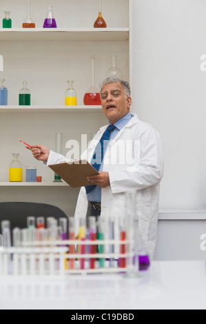 Wissenschaftler machen wissenschaftliche Experiment in einem Labor Stockfoto