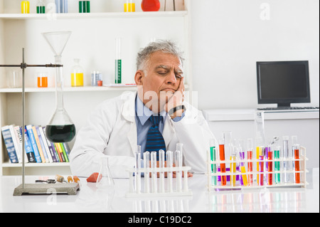 Wissenschaftler in einem Labor müde suchen Stockfoto