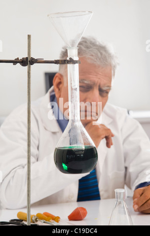 Wissenschaftler machen wissenschaftliche Experiment in einem Labor Stockfoto