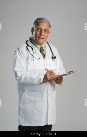 Porträt eines Arztes auf einem Klemmbrett schreiben Stockfoto