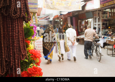 Menschen in einem Straßenmarkt, Haridwar, Uttarakhand, Indien Stockfoto