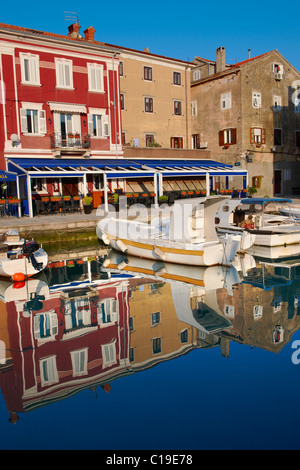 Cres alten Stadthafen mit kleinen lokalen Angler Boote, Insel Cres, Kroatien Stockfoto