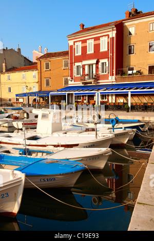 Cres alten Stadthafen mit kleinen lokalen Angler Boote, Insel Cres, Kroatien Stockfoto