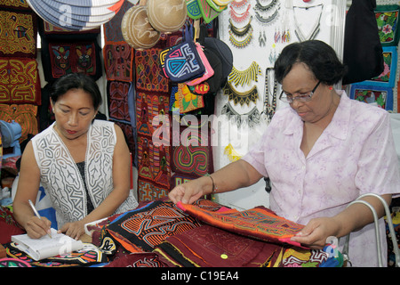 Panama Panama City, Viejo, Ruinas Panama La Vieja, Geschäft, Geschäfte, Geschäfte, Bezirk, Kunsthandwerk, Kuna Indian, Mola, Shopping Shopper Shop Geschäfte Markt buyi Stockfoto