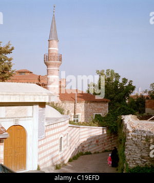 Eine Moschee in Fener in Istanbul in der Türkei im Nahen Osten Asien. Städtischen Religion religiöse Islam islamische Minarett Gebäude Gemeinschaft reisen Stockfoto