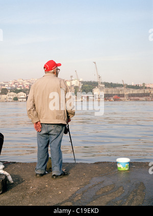 Angeln auf dem Goldenen Horn in Istanbul in der Türkei im Nahen Osten Asien. Mann Männer Fisch Angler Angeln Reisen Stockfoto