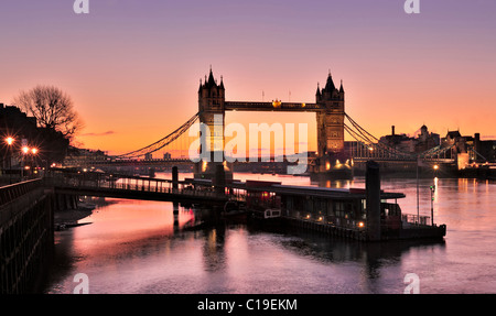 LONDON, Großbritannien - 10. OKTOBER 2009: Tower Bridge und Tower Pier bei Sonnenaufgang Stockfoto