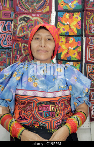 Panama Panama City, Viejo, Ruinas Panama La Vieja, Kunsthandwerk, Kuna Indian, Mola, Shopping Shopper Shop Geschäfte Markt Kauf Verkauf, Geschäft Geschäfte Geschäft Stockfoto