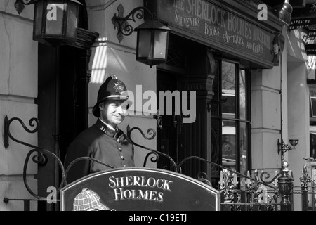 Die Sherlock Holmes Public House in London England schwarz / weiß Stockfoto