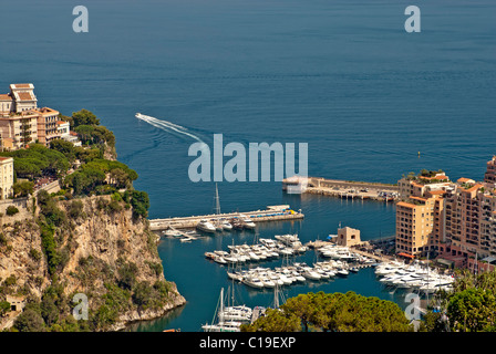 Yachten und Apartments im Hafen Fontvieille in Monte Carlo Stockfoto