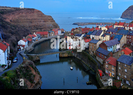 STAITHES, NORTH YORKSHIRE, Großbritannien - 16. MÄRZ 2010: View of Staithes Harbour at Dusk, Stockfoto