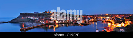 WHITBY, NORTH YORKSHIRE, Großbritannien - 17. MÄRZ 2010: Blick auf Whitby Harbour bei Nacht in der Blue Hour Stockfoto