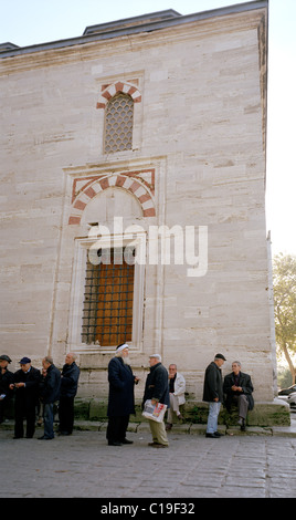 Beyazit Square in Istanbul in der Türkei im Nahen Osten Asien. Moschee Menschen leben Lifestyle Reportage Street Scene Basar, der Markt im Souk Travel Stockfoto