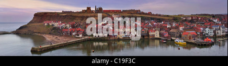 WHITBY, NORTH YORKSHIRE, Großbritannien - 17. MÄRZ 2010: Panoramablick auf den Hafen von Whitby in der Abenddämmerung Stockfoto