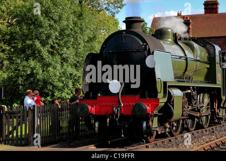 Südlichen 1638 Dampfzug, Bahnhof Sheffield Park auf der Bluebell Railway Heritage Line, Sussex, England, UK Stockfoto