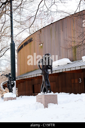 Romeo und Julia-Statue und Delacorte Theatre in New York City Manhattan Central Park im Winter mit Schnee Stockfoto