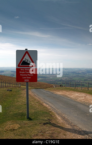 Straßenschild an der Spitze der The Long Mynd Reichweite Warnung der steilen Hügel, Shropshire, England, UK Stockfoto