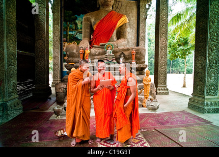 Mönche Lachen ein Bild auf einem Tablet lesen, Angkor Thom. Kambodscha Stockfoto