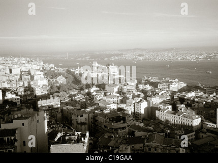 Stadtbild von bosphurus und die Stadt Istanbul in der Türkei im Nahen Osten Asien. Querformat Skyline Panoramablick Urban Eskapismus Wanderlust Travel Stockfoto