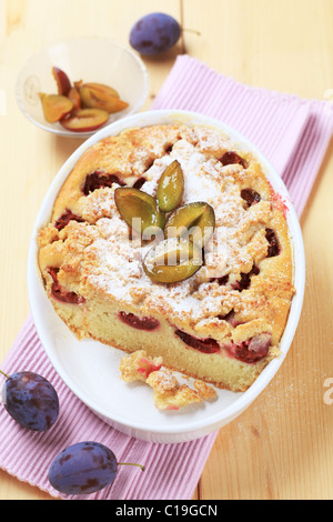 Frisch gebackenen Pflaumenkuchen in einer Kasserolle Stockfoto