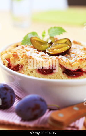 Frisch gebackenen Pflaumenkuchen in einer Kasserolle Stockfoto