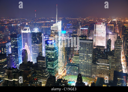 Manhattan Times Square in New York City Skyline Luftbild Panorama bei Nacht mit Wolkenkratzern und Straße. Stockfoto