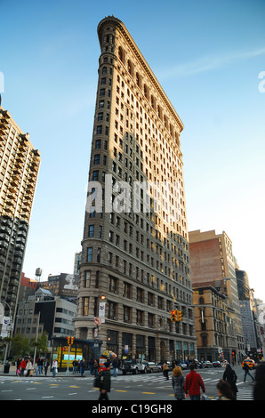 Flat Iron building, gilt als einer der ersten Wolkenkratzer, die jemals gebaut wurde, mit Blick auf die New York City Manhattan Straße. Stockfoto