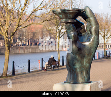 "Grüne Hand des ein Flussgott" von Vincent Woropay eine Bronzeskulptur in baltische Wharf auf Bristols schwimmenden Hafen Stockfoto