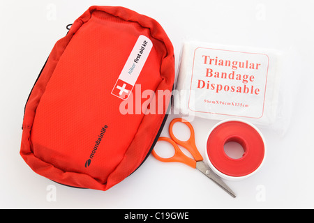 Wanderparadies Verbandskasten in eine rote Tasche mit einem dreieckigen Bandage Paket, Klebeband und Schere. England-UK Stockfoto