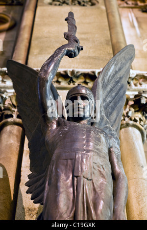 Statue von St. Michael. St. Michael, St. Michael Allee aus Cornhill, die City of London, London, England, UK Stockfoto