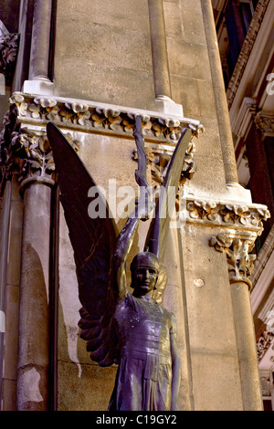 Statue von St. Michael. St. Michael, St. Michael Allee aus Cornhill, die City of London, London, England, UK Stockfoto