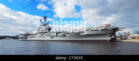 USS Intrepid (CV/CVA/CVS-11), bekannt als The Fighting "Ich", ist einer der 24 Flugzeugträger der Essex-Klasse während des zweiten Weltkriegs gebaut Stockfoto