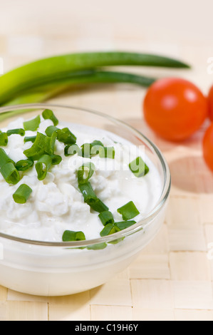 Hüttenkäse mit Schnittlauch in Glasschale Stockfoto