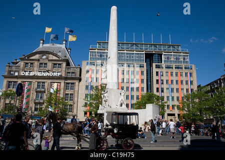 Pferdekutsche Kutsche in der Dam-Platz vor den National Monument, Debouenkorf & Verwelius Gebäuden. Amsterdam, Niederlande. Stockfoto