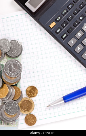 Taschenrechner mit blauen Stift und polnischen Złoty-Münzen Stockfoto