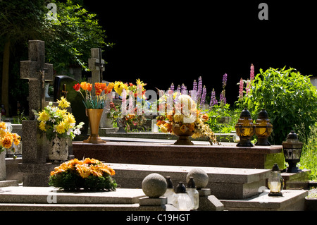 Blumen auf den Gräbern am alt-katholischen Friedhof Stockfoto