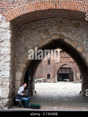 Straßenmusiker spielen Akkordeon am St. Florians Tor, Krakau, Polen Stockfoto