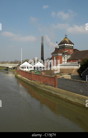 "Harveys" Brauerei an den Ufern des Flusses Ouse in East Sussex county Stadt von Lewes. Stockfoto