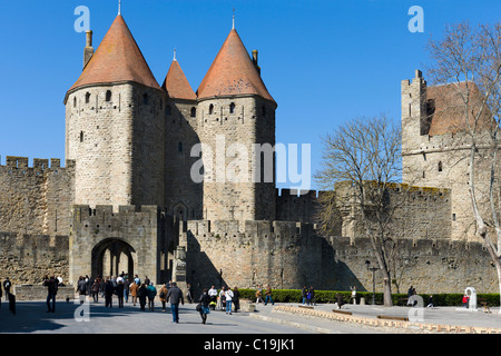 Die Porte Narbonnaise in der mittelalterlichen Stadtmauer (Cite) von Carcassonne, Languedoc, Frankreich Stockfoto