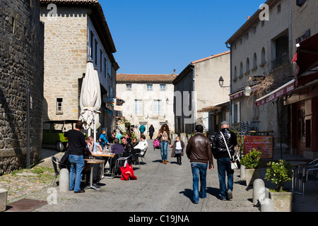 Straßencafé in der mittelalterlichen Stadtmauer (Cite) von Carcassonne, Languedoc, Frankreich Stockfoto