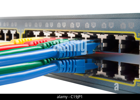 Reihe von farbigen Ethernet-Netzwerkkabel an einen Switch angeschlossen isoliert auf weißem Hintergrund. Ansicht von oben Stockfoto