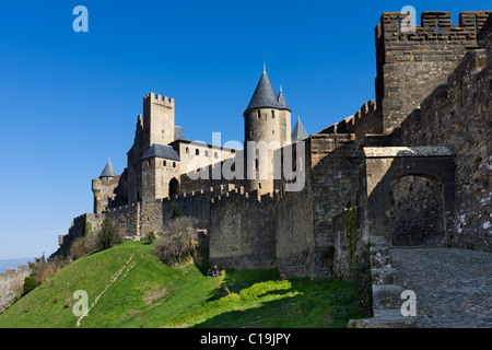 Die Porte de l ' Aude und Chateau Comtal in der mittelalterlichen Stadtmauer (Cite) von Carcassonne, Languedoc, Frankreich Stockfoto