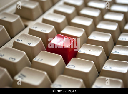 Closeup auf rote Panik-Taste auf einer Computertastatur Stockfoto