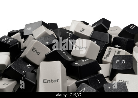 Stapel von schwarzen und weißen Computer-Tastatur-Tasten isoliert auf weißem Hintergrund Stockfoto