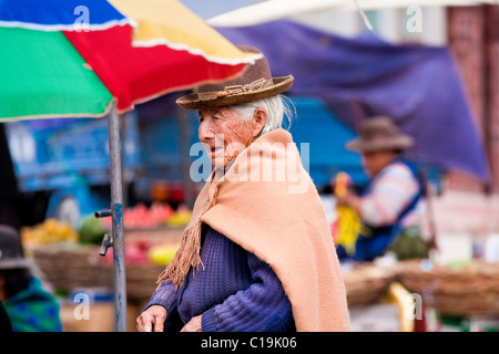 Ältere Menschen bolivianischen Dame gekleidet in typischer Kleidung mit Bowler-Hut, Huari, Bolivien, Südamerika. Stockfoto