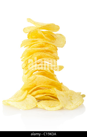 Kartoffel-Chips, die isoliert auf weißem Hintergrund Stockfoto