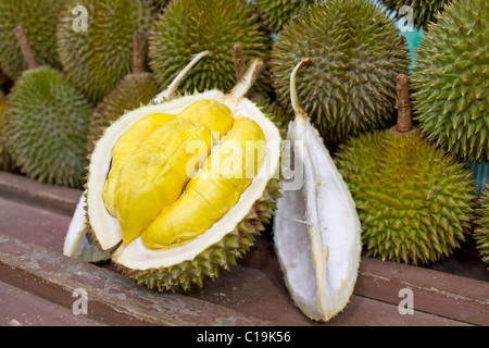 Durian im Display mit gelbem Fruchtfleisch auf Obst stehen in tropischen Land 2 Stockfoto