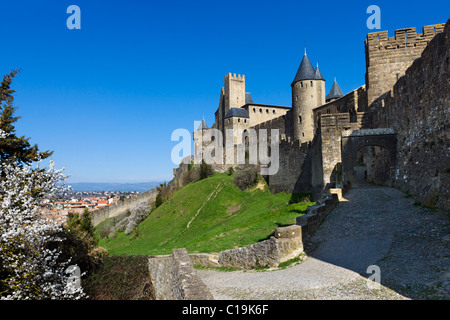 Die Porte de l ' Aude und Chateau Comtal in der mittelalterlichen Stadtmauer (Cite) von Carcassonne, Languedoc, Frankreich Stockfoto